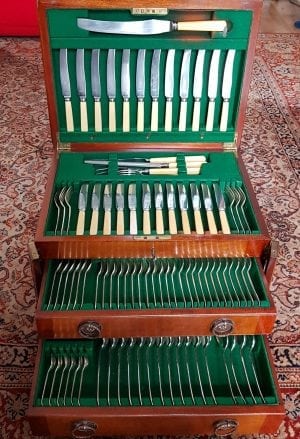 Mahogany cased canteen of cutlery. Bone handles.