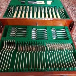 Mahogany cased canteen of cutlery. Bone handles.