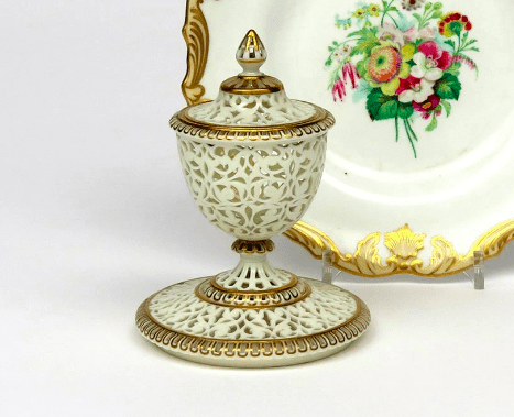 A Grainger's Worcester reticulated vase and cover late 19th century, pierced with an elaborate foliate design