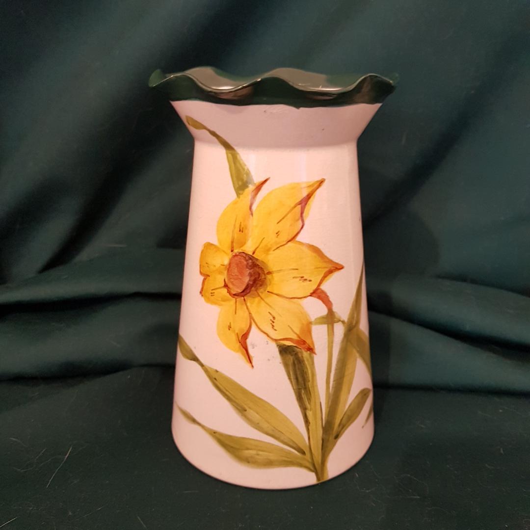 Wemyss ware splayed rim vase decorated with daffodils