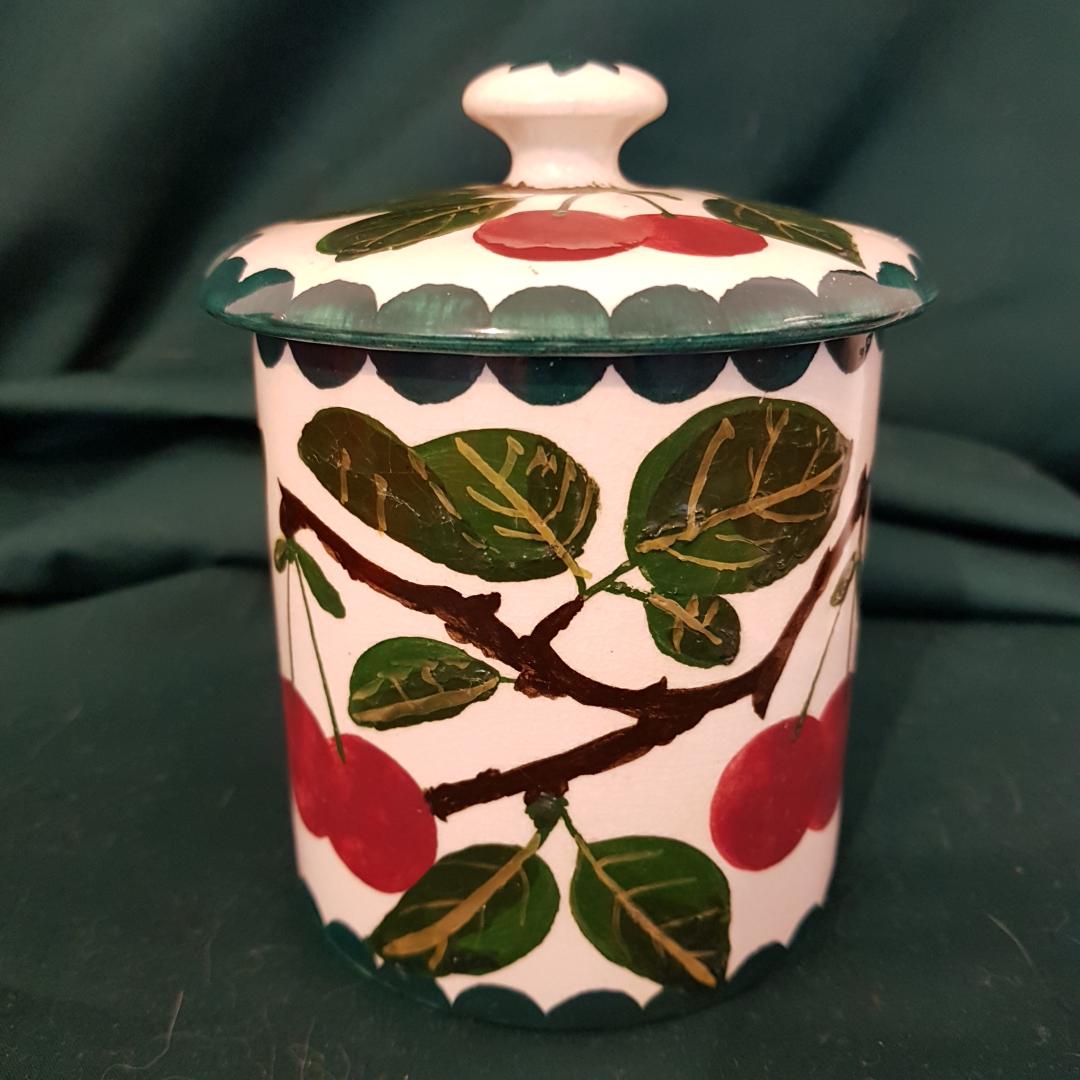 A Wemyss ware Jam pot decorated with cherries in very good condition. No chips or cracks. Size; 4.5"