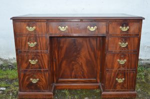 Georgian Mahogany Kneehole desk