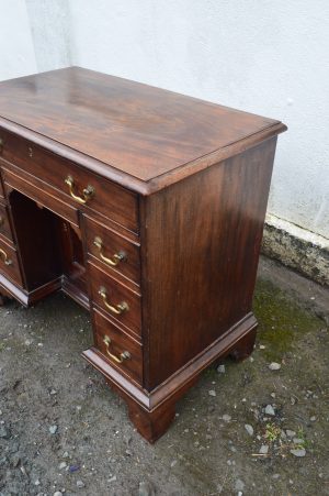 18th century Mahogany Kneehole desk