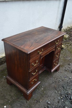 18th century Mahogany Kneehole desk