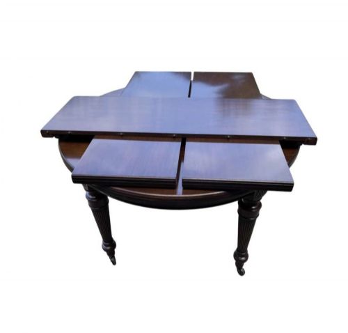 Extending Mahogany Dining Table.