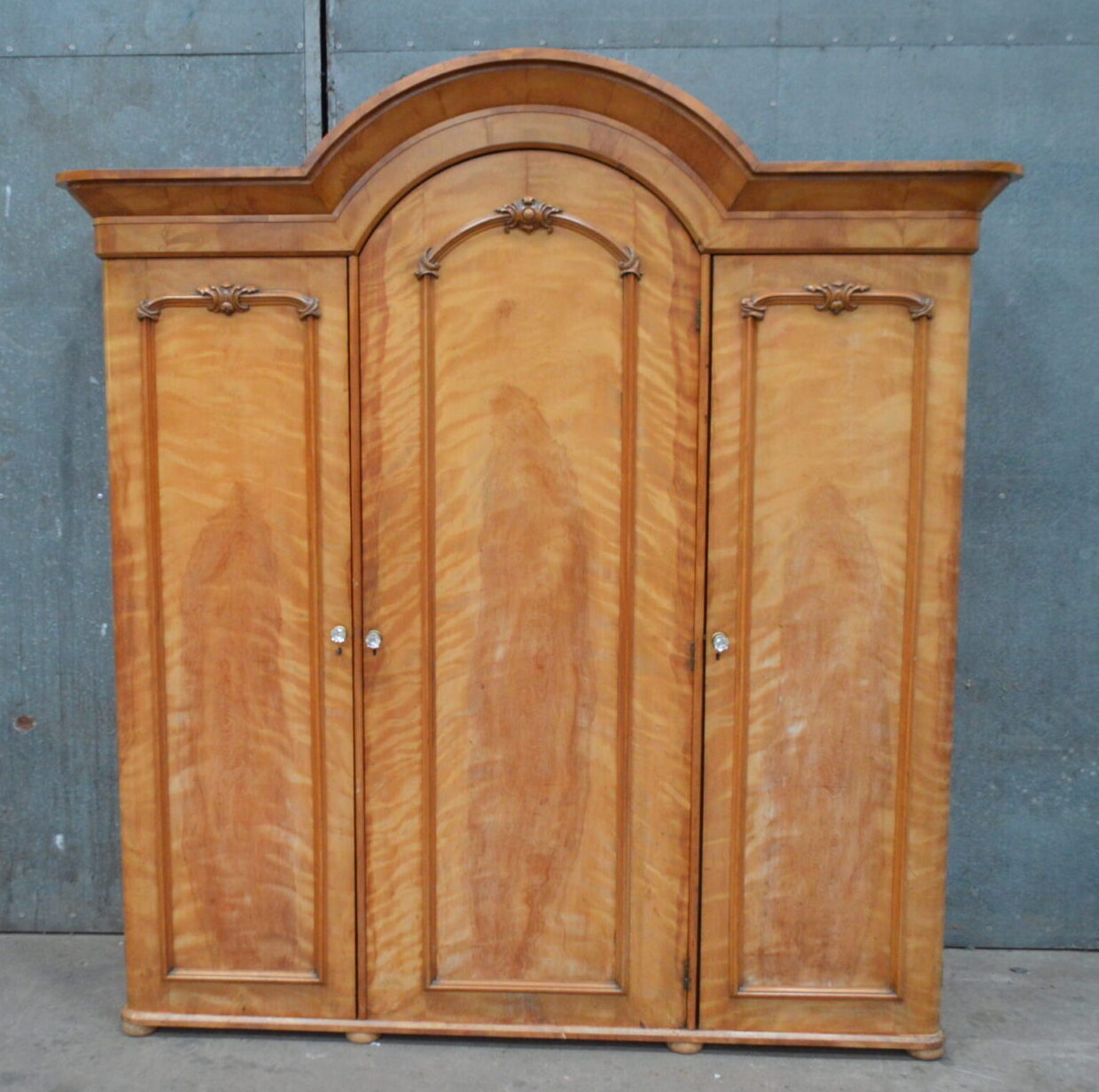Victorian Maple three pc Bedroom suite