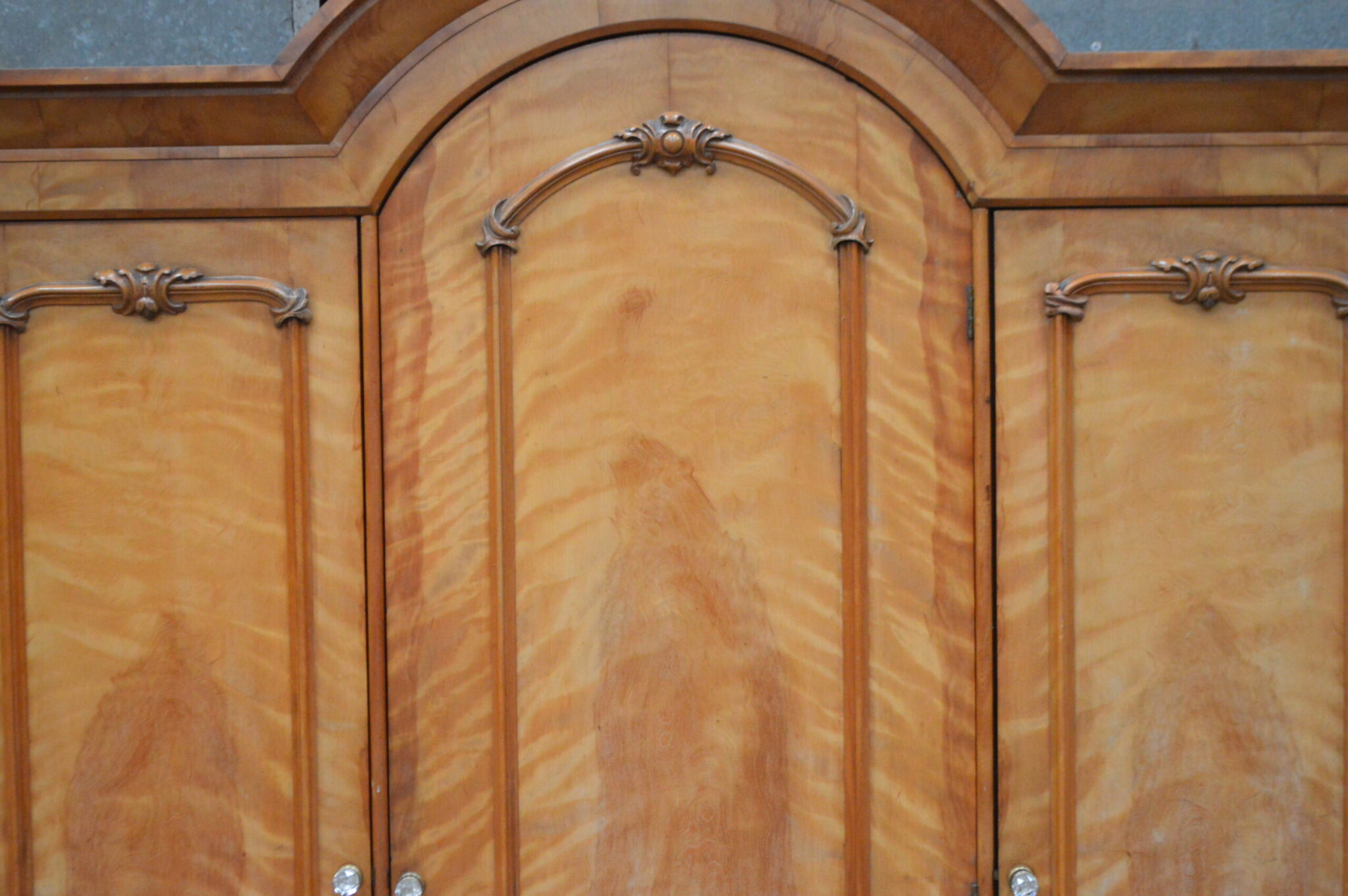 Victorian Maple three pc Bedroom suite