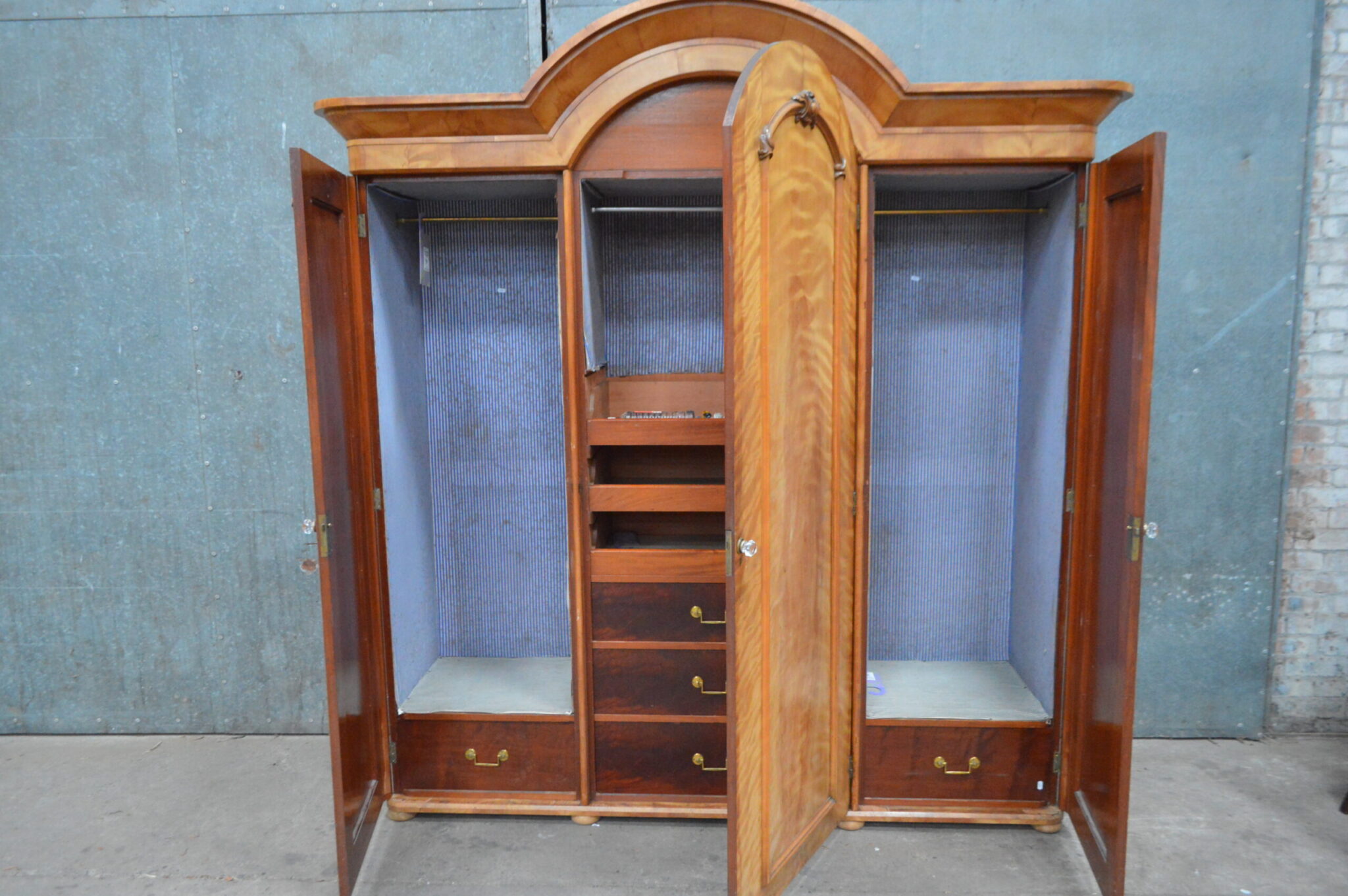 Victorian Maple three pc Bedroom suite