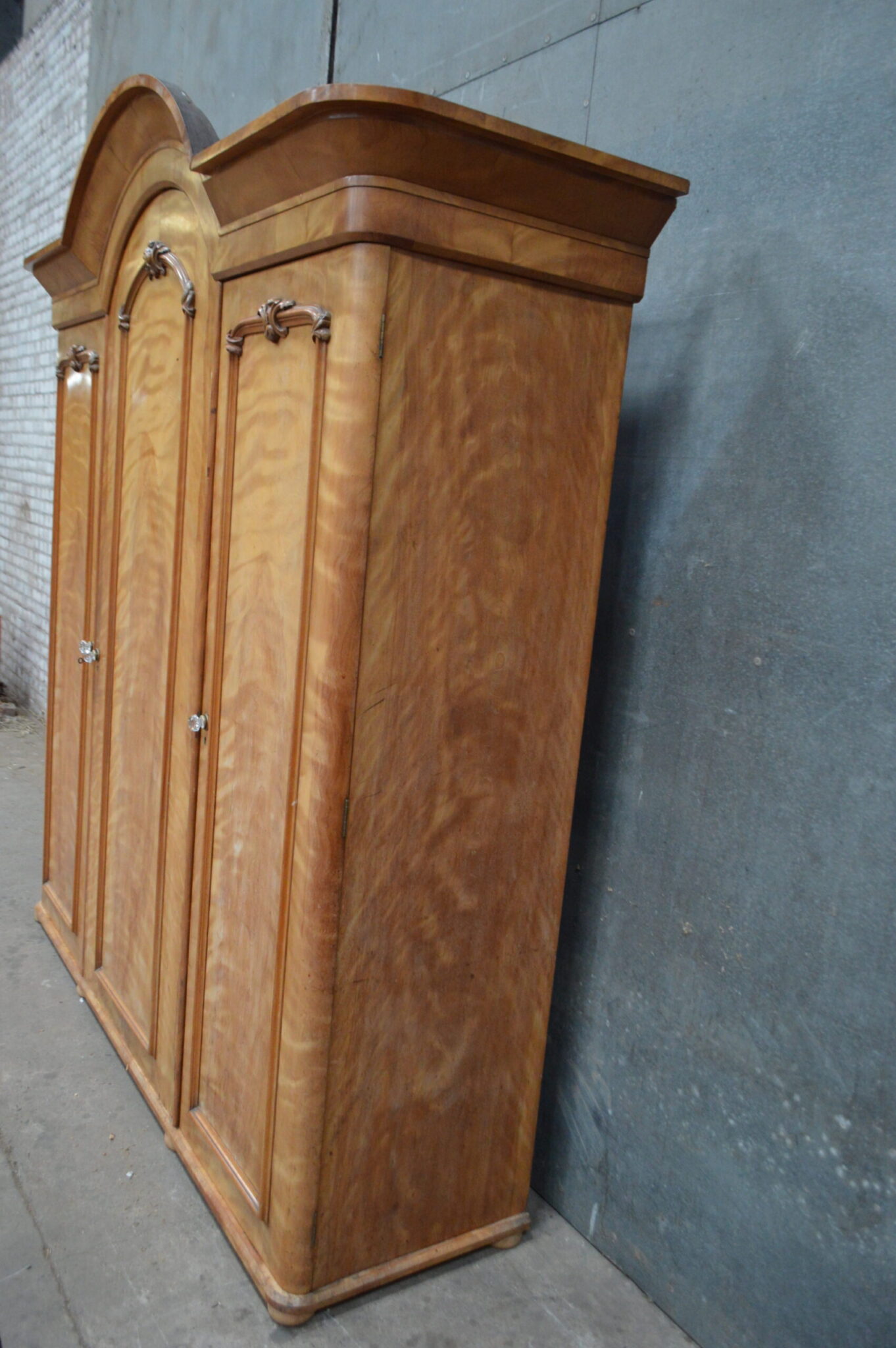 Victorian Maple three pc Bedroom suite