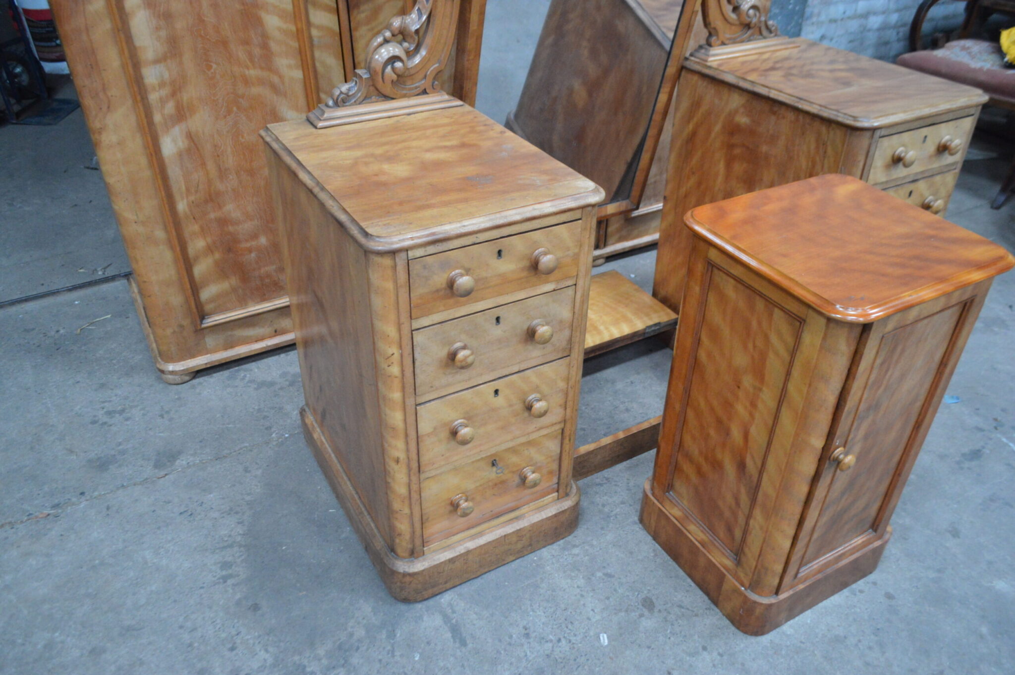 Victorian Maple three pc Bedroom suite