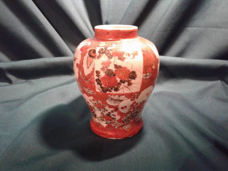 Good Japanese Katani vase. Meiji period Perfect condition Size; 5" by 4"