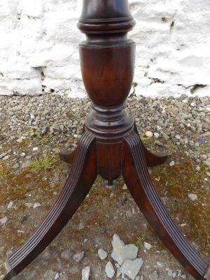 Small Georgian mahogany & rosewood pembroke table