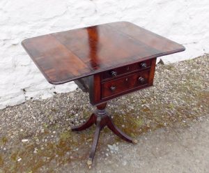 Small Georgian mahogany & rosewood pembroke table
