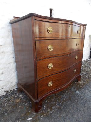 Georgian Serpentine mahogany chest of drawers. Antique furniture online.