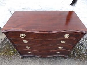 Georgian serpentine mahogany chest of drawers.