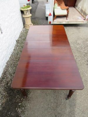 Victorian mahogany extending wind out table