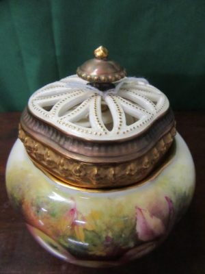 Worcester Trumpet vase by Shuck 1938
