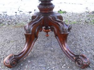 Victorian Burr walnut oval loo table