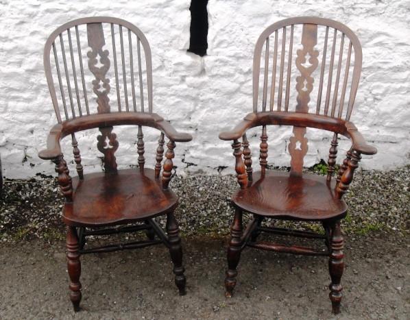 Two Victorian elm windsor chairs